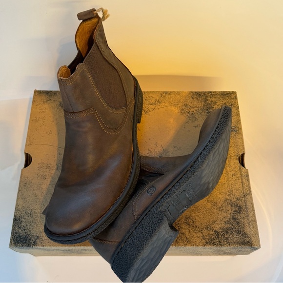NEW. Men's Hemlock Leather Chelsea Boots from BORN - Picture 4 of 12